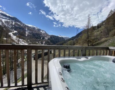 Iconic Chalet with Private Outdoor Hot Tub & Wood-burning Fireplace, in Tignes