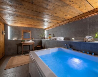 Catered Luxurious Alpine Retreat with Hot Tubs, Sauna & Games Room, in Madonna di Campiglio