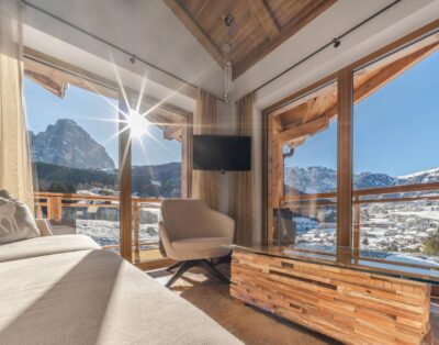 Catered Luxurious Mountain Retreat with 5* Hotel Facilities and Spa & Stunning Views in Selva Val Gardena!