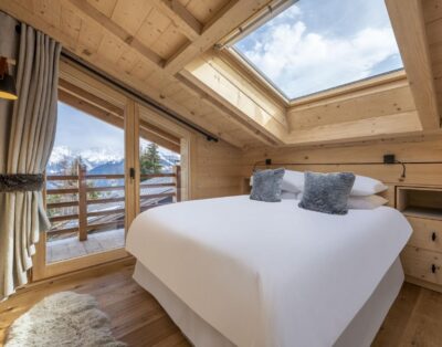 Self-Catered Ski Chalet for 4 Guests with Log Fireplace, Parking and Wifi