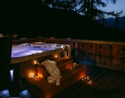 Modern Ski Chalet with Hot-Tub, Fireplace and Parking in the Center of Verbier, Switzerland