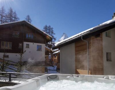 Self-catered Ski Apartment with Jacuzzi & Gym, in center of Zermatt