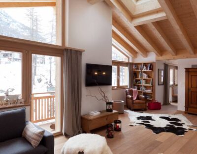 Catered Chalet with Swimming Pool, Sauna, Gym and Fireplace 